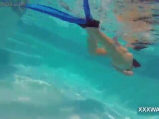 Swell брюнетка streetwalker бонбони swims подводен