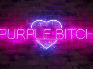 Cosplays ms har först kön klämma med en fläkt av purple fint kvinna
