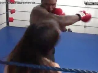 Čierne muž boxovanie beast proti drobné biele dáma ryona
