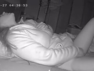 Paklīdusi sieviete wakes augšup agri līdz berzēt viņai vāvere pirms darbs slēpts kamera