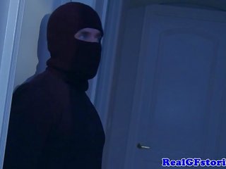 Dona de casa assfucked por um midnight ladrão