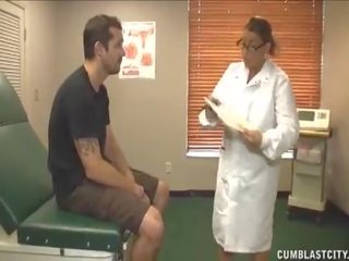 Barmfager doktor heals en stor boner