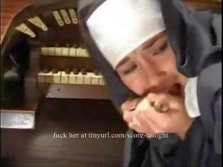 Nonne forcé gangbang en église