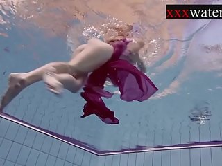 Fumando extraordinary rusa pelirroja en la piscina <span class=duration>- 7 min</span>