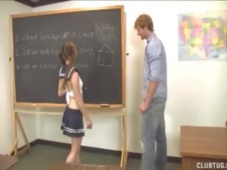 Attractive minnaar jerks af haar leraar